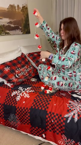 Cozy Christmas bed makeover: Twinkling lights & festive vibes! 🎄✨