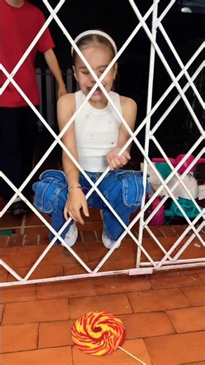 LE HERMANO AYUDA A LA NIÑA A CONSEGUIR SU PIRULETA 🥳🍭#divertido #funny #shorts #familiaibañez