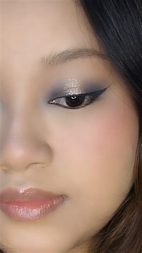 Soft Silver Spotlight Look ✨☁️#eyeshadow#midnightglam#cooltone #makeup #makeupaesthetic#shorts