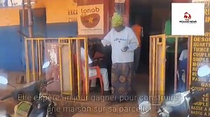 🔴| Rosalie Kabré, 73 ans, joue au Pari mutuel urbain burkinabè (PMU’B) depuis 1982, date de naissance de son premier fils. Espérant depuis 42 ans être multimillionnaire, cette turfiste avoue toutefois n’avoir jamais décroché un gros lot. « 𝐉𝐞 𝐧𝐞 𝐦𝐞 𝐝é𝐜𝐨𝐮𝐫𝐚𝐠𝐞 𝐣𝐚𝐦𝐚𝐢𝐬. 𝐄𝐭 𝐣𝐮𝐬𝐪𝐮’à 𝐦𝐚 𝐦𝐨𝐫𝐭, 𝐣𝐞 𝐯𝐚𝐢𝐬 𝐭𝐨𝐮𝐣𝐨𝐮𝐫𝐬 𝐣𝐨𝐮𝐞𝐫. 𝐏𝐚𝐫𝐜𝐞 𝐪𝐮𝐞 𝐥𝐞𝐬 𝟏𝟎 𝟎𝟎𝟎 𝐅, 𝐨𝐮 𝟏𝟓 𝟎𝟎𝟎𝐅, 𝐨𝐮 𝐦ê𝐦𝐞 𝐩𝐚𝐫𝐟𝐨𝐢𝐬, 𝟑𝟓 𝟎𝟎𝟎 𝐅 𝐪𝐮𝐞 𝐣𝐞 𝐠𝐚𝐠𝐧𝐞 𝐥à, 𝐦�