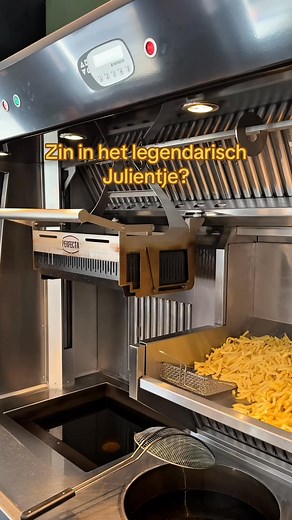 "Zin in een legendarisch julientje? 🤩 Kom langs en geniet van deze heerlijke klassieker! #julientje #joppiesaus #foodie" | Frituur De Pompeschitter