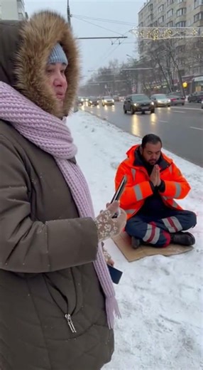 Мигрант из Индии молится на улице