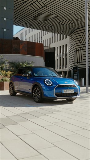 Mehr Raum. Mehr Türen. Derselbe ikonische Charakter. 🚗💨 Vom fahrerzentrierten Cockpit des MINI Cooper 5-Türer bis zur smarten Technik in Griffweite: Der Innenraum umgibt dich mit digitaler Brillanz und mutigem Design – eingehüllt in recycelte 2D-Knit-Textilien und unverwechselbarem MINI Charme. Ein MINI, der dich bewegt, bevor du überhaupt den Motor startest. 💫 #MINICooper #MINI5Türer MINI Cooper S 5-Türer: WLTP Energieverbrauch kombiniert: 6,8 l/100 km; WLTP CO2-Emissionen kombiniert: 152 g/
