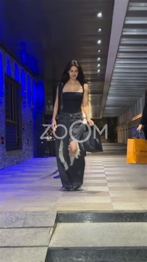 Disha Patani with Krishna Shroff spotted together, twinning in black and giving BFF goals. [Bollywood Actress, Zoom Papz] | Zoom TV