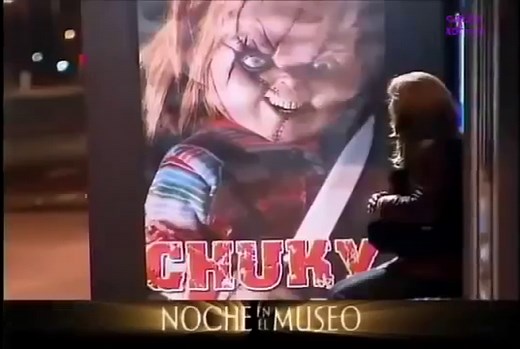 broma de chucky en el paradero para matarse de risa