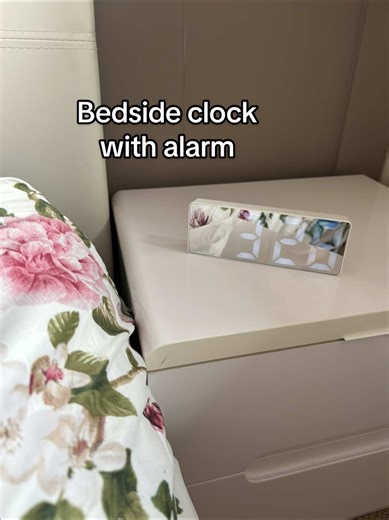 Small & stylish, great ehrn you wake up in the night & need yo know the time.🤍 #clock #bedsideclock