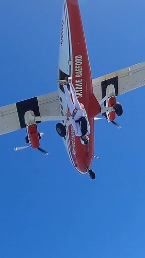 Speed Skydiving Essentials: ✔️ Double knotted shoe laces ✔️ Aerodynamic body position ✔️ A harness container system you can trust when you're going 300 mph #AlwaysVector #BuiltByUPT 📹 By Chris Bess | Orbit Media of #UPTAthlete Mike Brewer at US Nationals last month. United States Parachute Association - USPA | UPT