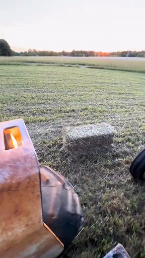 Picking up hay with a New Holland 1033 Stackliner. She's a little clunky, but I got her dialed in. Let me know how you pick up small square bales #stackliner #farm #fyp #farmlife #wagon #farmer #virals #foryoupage #hay #balewagon #farming #straw #tra~ #fypシ | Jacobsfarmlife