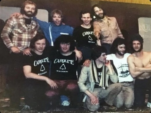 🕰️ 𝕋ℍ𝕌ℝ𝕊𝔻𝔸𝕐 𝕋ℍℝ𝕆𝕎𝔹𝔸ℂ𝕂 🕰️ 𝗖𝗔𝗡 𝗬𝗢𝗨 𝗡𝗔𝗠𝗘 𝗧𝗛𝗘𝗦𝗘 𝗗𝗘𝗕𝗢𝗡𝗔𝗜𝗥 𝗣𝗜𝗥𝗔𝗧𝗘 𝗝𝗢𝗖𝗞𝗦? 🏴‍☠️ Radio Caroline pirates at a Caroline Roadshow in the early 80s (Back l to r) Martin Fisher, Robb Eden, James Kaye, Mike Stevens. (Front l to r) Stevie Gordon, Johnny Lewis, Tom Hardy, Tom Anderson, Brian Martin. | Radio Caroline