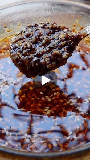 shivangi pithisaria on Instagram: "hot honey chilli oil 🤤 1/3 cup garlic 1 cup chilli flakes 2 tbsp peppercorns - blend into a coarse mix salt 1/4 cup sesame seeds 1 1/2 cup hot oil (any neutral flavoured oil heated on low heat till hot) - mix and cool for 5 min till hot but not burning hot 1/2 cup honey (add more if you like) - mix and serve immediately on anything *stays good for 2-3 months refrigerated in an airtight container #reels #reelsinstagram #reelitfeelit #reelsindia #foodporn #veget