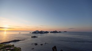 Watch a sunrise and sunset looking out towards the most northerly point in the UK, Muckle Flugga, north of Unst, in Shetland. We have 19 hours of daylight at midsummer in Shetland, so it's never really dark, the light just dims - the very special simmer dim! 📸 Timelapse film by Robbie Brookes. IG/@bobthebirder | Promote Shetland