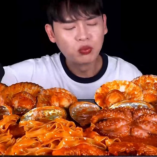 8.2K views · 264 reactions | BBQ Chicken & Crunchy Wings ASMR  | Bonggil eating | Facebook