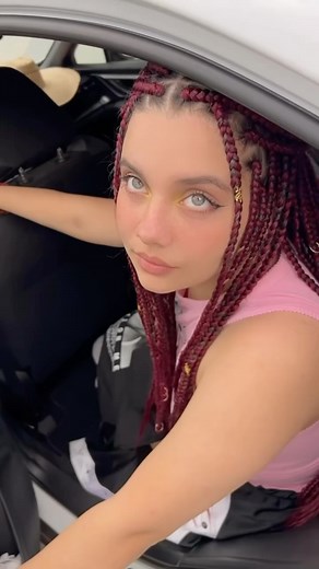 Estefania Guerrero on Instagram: "y ese paquete 👀"