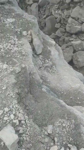 meletupkan batu bukit. jangan di tiru,diseliakan pehak profesional dan ada permit dari PDRM.