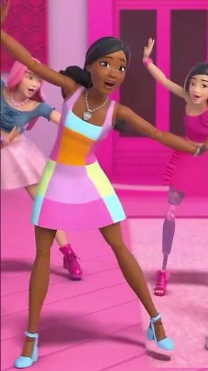 Friends and Pillow Fights! | Barbie Doll Adventures | Musical Short | Barbie Latin America