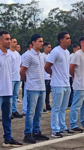 A Baixa do Efetivo Profissional é o adeus daqueles que escolheram ficar. No Exército Brasileiro, não é obrigatório permanecer. Eles poderiam ter ido embora após o primeiro ano. Mas decidiram continuar. Vestiram a farda por mais tempo. Assumiram responsabilidades. Formaram-se na prática da disciplina, da hierarquia e do compromisso. São os militares temporários que conquistaram o engajamento, muitos promovidos a Cabo, alguns alcançando a graduação de 3º Sargento. Até 8 anos de serviço dedicados à