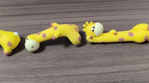 4 PCS Resin Giraffe Figurine Computer Monitor Decor,Cute Mini Goose Statues for Car Dashboard,Funny Desk/TV/Photo Frame Decorations (Yellow Giraffe)