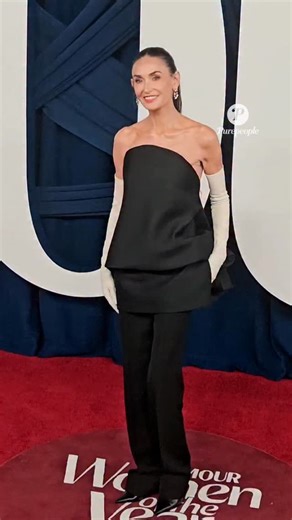 Demi Moore se présente sur le tapis rouge au Glamour Women of the Year Awards 2025 dans un ensemble noir signé Balenciaga, top bandeau structuré et pantalon associé, agrémenté de gants blancs longs pour célébrer et honorer les femmes influentes de cette année. Le 4 novembre 2025 à New York City, NY, USA. #purepeople #abacapress #GlamourWomenOfTheYear #DemiMoore #Balenciaga | Purepeople.com