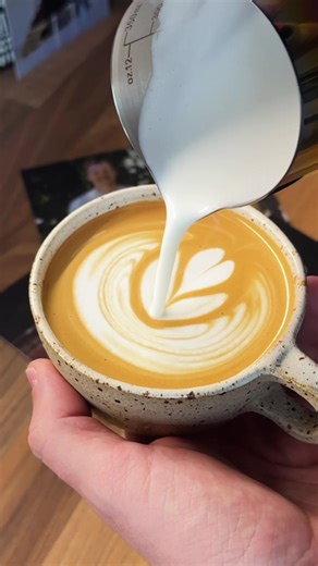 I received some new coffee tools from @hypergrindcoffee and had to put them to work immediately. This made the Wednesday coffee all the more special! Also messing about with the stock tamper that came with my machine - fun testing how much I’ve improved since the first time I used it! Coffee on the bar currently is @horshamcoffee workhorse as we try a bit darker roast for the milkies. Highly recommend. Machine: @profitecespresso Grinder: @nichecoffee Cups: @senayceramics Tools: @ikape_espresso @