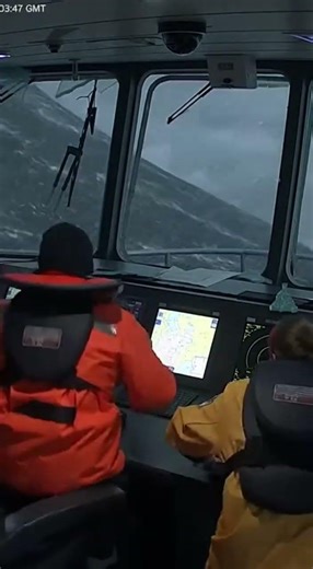 ROGUE WAVE Hits Container Ship Bridge (North Sea)