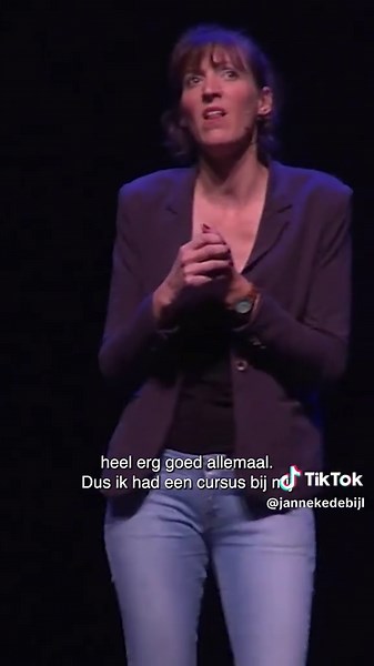 Nog een throwback naar @camerettenfestival 2017! #femalecomedian #humor #cabaret #fyp #funnyvideo #standupcomedy #fy #funnyvideo #humour #comedian #dutch #foryour #foryoupage❤️❤️ #mindfulness #grateful #blessed #mindfullness #mindfulliving #positivethinking