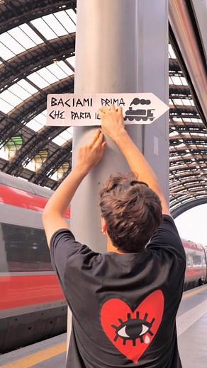 baciami prima che parta il treno #streetart | Greg Goya