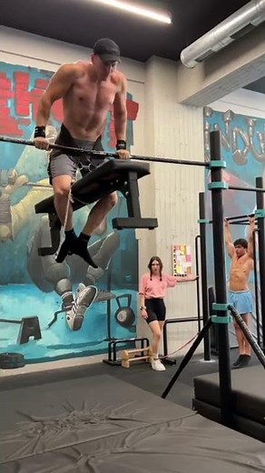 There’s always that one guy in the gym 😂🇬🇷💪 #shorts #commando #reaction