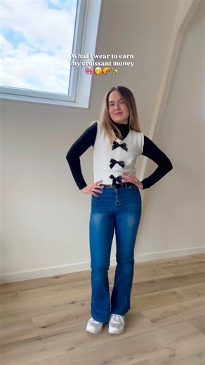 What I Wear to Earn My Croissant Money 🤭🥐 | Work Outfit #shorts #cafeoutfit #workfashion #ootd