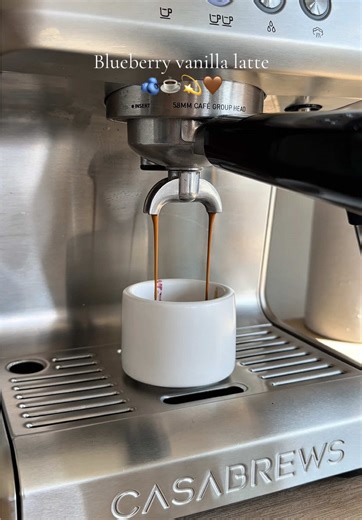 Making the viral blueberry latte with the Casabrews ultra espresso machine (on sale rn) 🫐☕️✨🤎 Linked in my bio because it’s the most affordable I’ve ever seen it!! Sweet, creamy and actually so good…you need to try this! 🤍 Recipe: - 1-2 tbsp blueberry syrup - double shot of espresso - milk - ice - blueberry vanilla cold foam @Casabrews Coffee Machine #casabrews #blueberrylatte
