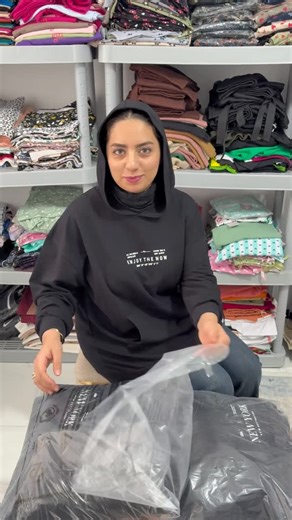 ‎هیلدا |تیشرت |تاپ |شلوار|لگ|شلوارک‎ on Instagram‎: "بفرست واسه کسی که دوست داری باهاش ست کنی🥰 🌿قیمت فقط ۵۸۸۰۰۰ تقدیم میشه🌿 یه هودی مشکی باید تو کمدمون باشه 🥰🌿 🌿 جنس دورس دو نخ پنبه با کیفیت 🌿 مشکی مشکیه 🌿 قسمت مچ و یقه و پایین هودی کش بافته 🌿 کش پایین بلوز خیلی جذب نیست واسه همین تنخورش شیکه 🌿میتونی کل سال هم بپوشی 🌿 دور سینه در حالت عادی ۱۲۲ سانت 🌿 قد قبل کش ۶۳ سانت بعد کش ۷۰ سانت 🌿 قد استین قبل کش ۶۳ سانت بعد کش ۷۰ سانت 🌿 مناسب سایز ۴۰ تا ۵۰ 🌿 حتما اندازه چک شود #هودی_بلند #هود