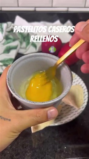 PASTELITOS CASEROS RELLENOS DE AREQUIPE, QUESO Y MANZANA - Receta fácil