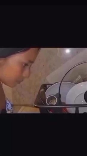 xcombot on Instagram: "在日本，研究人员正利用智能人行道将日常活动转化为清洁能源⚡。这些道路内嵌特殊的压电材料，可以从行人的脚步中收集动能。当人们行走、奔跑或跳跃时，路面会轻微变形，从而产生机械压力。压电晶体将这种压力转化为电能🔋。这些电量可用于照亮路灯、为公共显示屏供电，甚至监测行人流量。这种技术不仅减少了能源浪费，还展示了未来城市的无限可能🌏。在东京、京都等城市的试验区，人们的每一步都在为绿色地球贡献力量💚。科技让生活更环保，也让每一个脚步更有意义✨ #日本 #科技 #创新 #可持续 #绿色能源 #未来城市 #环保 #知识 #事实 #推荐 #你知道吗 #技术 #实验 #热门"