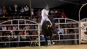 "Revelde" vs Rayo de pedernales | Generación Jaripeyera