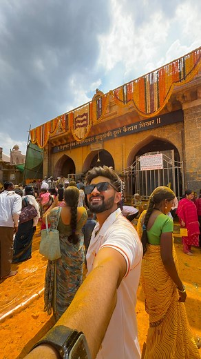 SUSHANT 🧿 on Instagram: "सोन्याची जेजुरी Khandoba Mandir😍 . . . Drone shot credit : kanda le lo dada❤️ . . #minivlog #jejuri #jejuritemple #khandoba #khandobatemple #jaimalhar #jaymalhar #shiv #shiva #khandobamandir #jejuridarshan #temple #maharashtra #pune #incredible #travelvlog #travelindia #solotravel #reels #reelsinstagram"