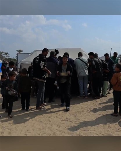 471 reactions | WCK teams are working tirelessly to deliver 134,000 meals per day to displaced people like Kifah. Join us in turning compassion into action with a gift today. | World Central Kitchen | Facebook