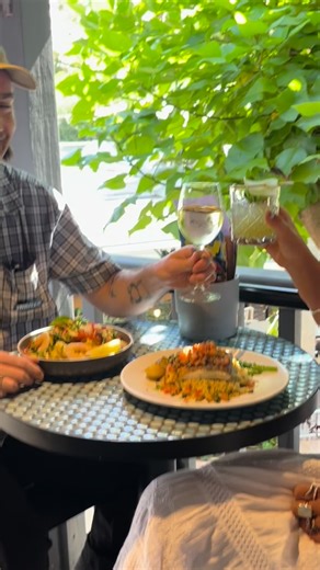 Have you heard the rumour that we’re kinda the best first date spot? 👀 Many a love story, platonic and romantic, has happened over a tasty bite at the Rosie… A new summer menu & cosy Balcony seating awaits you and your hot date! | Rosemount Hotel