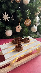 🍫 Chocolats maison dans le moule 15 mini Roses – nouveauté Guy Demarle 🌹 Aujourd’hui, je te montre comment j’ai réalisé de délicieux chocolats maison ultra élégants dans le moule 15 mini Roses Guy Demarle 🤍 Une nouveauté parfaite pour offrir… ou se faire plaisir 😍 ✨ Ma méthode simple et rapidr# 👇 ➡️ J’ai mis 8 g de chocolat par empreinte, soit 120 g de chocolat (noir ou lait, à toi de choisir). ➡️ Une fois le chocolat déposé dans chaque empreinte, direction le four 5 minutes à 100°C pour le