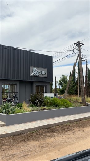 Constructora Berg SRL on Instagram: "Nos enorgullece compartir el resultado de este proyecto de renovación de Sur Agropecuaria. . Esta mejora implica una transformación en la experiencia para quienes trabajan en Sur y cambio de perspectiva en el mercado local, dónde la empresa cuenta con amplia trayectoria. . Para nosotros fue un nuevo desafío cumplido gracias al trabajo comprometido de cada parte del equipo. . Renovación de fachada : Revestimiento chapa conformada tipo Quadrata color gris pizar