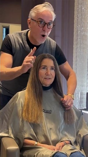 Perché No ? A una certa età i capelli lunghi e bianchi,io dico dipende dai capelli e dal tipo di