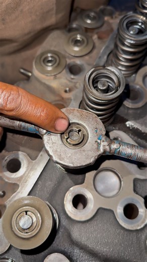 Head Valve spring lock Close up #shortsfeed #valve #head #lock #skills