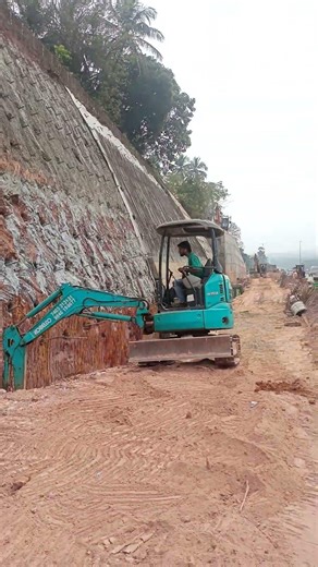 **यह फोटो Slope Protection & Soil Nailing Work दिखाती है।पहाड़ी ढलान रहा है।