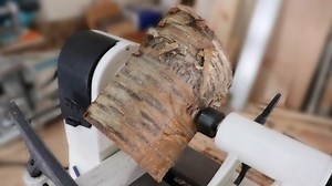 I woodturned this simple bowl from a log hoping to work on my beginner lathe skills. I really focused on getting a decent finish with my carbide tools. There's still a lot of room for improvement (tool marks!), but it was a fun quick project. Thanks again to @MillerMade for sending me this log! My tools: Resin: https://amzn.to/2nUhFPg Finishing Oil: https://amzn.to/2oAFPP6 Center Finder: https://amzn.to/2ld06Ju Jet Lathe: https://amzn.to/2NSotba Carbide Chisels: https://amzn.to/2NUiEdq Nova Chuc