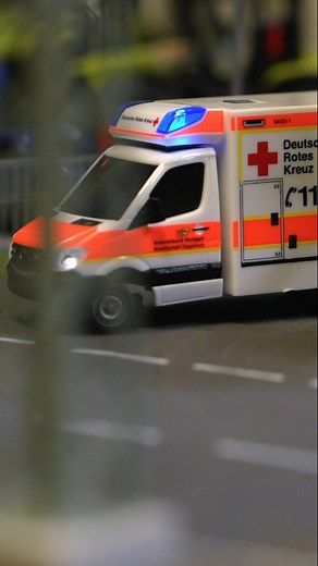 Car System Digital - Schnell, zuverlässig und einsatzbereit: Der Mercedes-Benz Sprinter als Rettungswagen bringt Dynamik auf deine Modellanlage. Detailreich nachgebildet und in typischer Einsatzoptik gestaltet, steht das Modell ganz im Zeichen der Notfallrettung. 🚑 Das Fahrzeug ist mit der vollen Digitaltechnik inkl. Fahrzeugortung ausgestattet und die einzelnen Funktionen können direkt im Fahrbetrieb gesteuert werden (nur mit dem Gesamtsystem). Mit Frontscheinwerfer, Rück-, Brems- und Blinklic