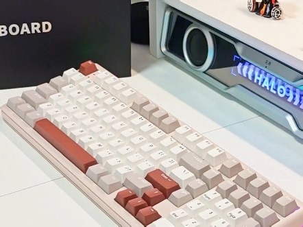 新的一年，是时候买个新键盘了吧！ 复古配色的RK R99檀棕配色机械键盘了解一下