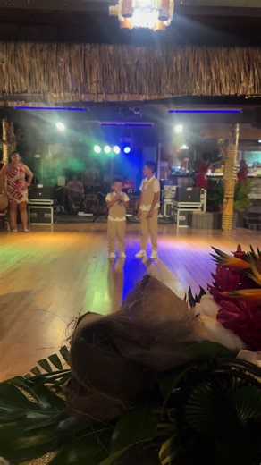 🎶💖 𝐔𝐧 𝐢𝐧𝐬𝐭𝐚𝐧𝐭 𝐫𝐞𝐦𝐩𝐥𝐢 𝐝’𝐞́𝐦𝐨𝐭𝐢𝐨𝐧 𝐞𝐭 𝐝’𝐚𝐦𝐨𝐮𝐫 ! 💖🎶 Mes garçons 🥹❤️ Votre désir de chanter pour Papa et Maman était bien plus qu’un simple geste… C’était une 𝐝𝐞́𝐜𝐥𝐚𝐫𝐚𝐭𝐢𝐨𝐧 𝐝’𝐚𝐦𝐨𝐮𝐫 𝐩𝐮𝐫𝐞, une mélodie qui a fait vibrer nos cœurs et ceux de tous nos invités 🥰✨. Merci d’avoir partagé ce moment magique, de l’avoir rempli de sincérité, de tendresse et de passion 🙏🎤. Vous avez touché tant de personnes par votre voix et votre émotion, laissant une em