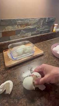 NO PEELING REQUIRED !!How I crack and peel a hard boiled egg 🥚 😃