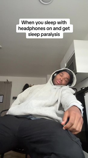 Sleep Paralysis with Headphones On | Funny Reaction Video