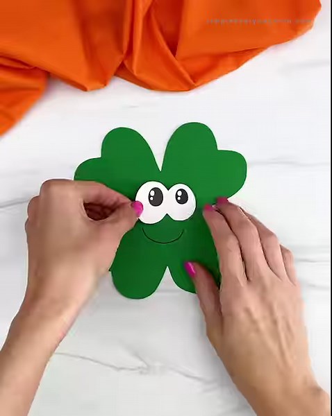 175K views · 1.7K reactions | Kids will love creating this fun shamrock craft with paper and pipe cleaners! Printable pattern ⬇️ | Simple Everyday Mom | Facebook