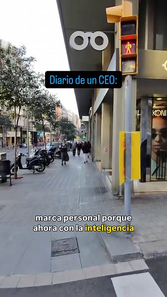 Diario de un CEO · POV: la marca personal vale más que tu producto Ya hemos entrado en la era de la inteligencia artificial. Hoy en día construir software, productos digitales o herramientas tecnológicas es cada vez más fácil. La IA permite desarrollar en semanas lo que antes requería equipos enteros durante meses. Eso significa que el producto, cada vez más, se convierte en commodity. Lo que realmente se encarece es otra cosa. La atención. La capacidad de que alguien te escuche. De que confíe e
