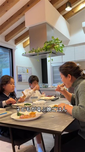 今日の晩ごはんは 子どもたちが喜ぶメニューにしました。 レンジでチキン🍗 バターコーン🌽 ほうれん草のごま和え🥬 全部簡単なので 忙しい夕方に助かります🌿 #晩御飯 #主婦の日常 #チキン #コンバーター #簡単ごはん